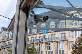 Sicherheit in der Plauener Innenstadt: Warum Rathaus-Chef Steffen Zenner eine Videoüberwachung am Postplatz auf Eis legt - Videoüberwachung an der Straßenbahn-Haltestelle am Tunnel: Die von der Polizei gesicherten Aufnahmen vom 7. Mai spielen im Strafprozess um die Ereignisse um die Messerattacke eine zentrale Rolle.