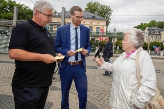 Sicherheit in der Plauener Innenstadt: Was Plauener jetzt fordern - Frank Zabel vom Kommunalen Präventionsrat (links) und Bürgermeister Tobias Kämpf (CDU) im Gespräch mit Regina Fritzsche.