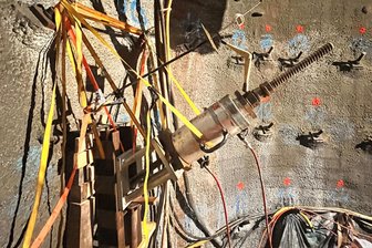 Sicherheit ist kostenintensiv: Freistaat investiert reichlich 6 Millionen Euro in zwei Hohndorfer Schächte - Zugversuch in 27 Metern Tiefe im Ida-Schacht: Ausgewählte Pfähle wurden auf ihre Tragfähigkeit geprüft.