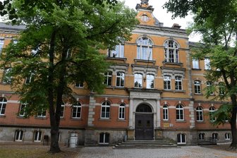 Sicherheit nicht mehr gewährleistet: Falkensteiner Oberschule erhält neue Fluchttreppe - Die Nebeneingangstreppe der Oberschule in Falkenstein dient auch als Flucht- und Rettungsweg.