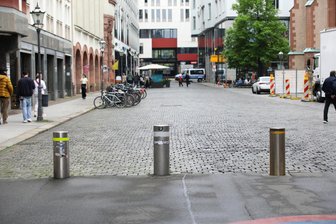 Sicherheitsdebatte nach Amokfahrt: Schutz durch Design statt Poller-Barrikaden - Poller als Sicherheitssperre für Innenstädte? Foto: Matthias Gränzdörfer/IMAGO/pictureteam
