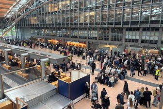 Sicherheitskontrolle am Hamburger Flughafen wieder geöffnet - Zahlreiche Menschen stehen im Terminal des Hamburger Flughafens.
