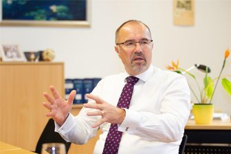 Sicherheitslage in der Plauener Innenstadt: OB kündigt neuen Schritt an - Plauens OB Steffen Zenner (CDU) hat am Mittwoch mit sächsischen Bürgermeistern unter anderem über die Sicherheitslage in der Stadt gesprochen.