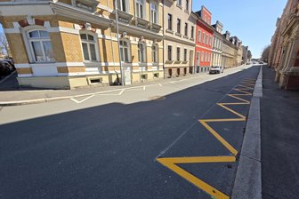 Sicherheitsproblem auf der Oelsnitzer Pestalozzistraße: Daten künden von Raserei - Eine neue Markierung auf der Pestalozzistraße soll Kinder auf dem Fußweg besser schützen.