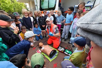 „Sicherheitstag“ läutet Jubiläum der Glauchauer Grundschule am Rosarium ein - Der Erste-Hilfe-Ausbilder beim DRK, Max Marschall, wurde von den Kindern umringt.