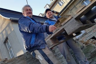 Sicherungsarbeiten am Herrenhaus Kleingera gehen weiter - Silvio Konrad und Frank Keilig von der Firma Ehrenfels sichern die Kellerdecke über dem 1428 erstmals in der Geschichtsschreibung erwähnten Gewölbekellers des Kleingeraer Herrenhauses. Auch die nach außen sichtbare Natursteinmauer wird saniert.