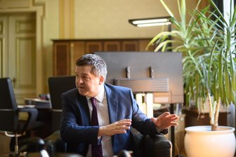 Sichtbar werden mit Fleiß - Schulzes Kampf gegen die AfD - In den ersten Monaten als Regierungschef hat Sven Schulze (CDU) in der Wirtschaftspolitik Erfolge verbucht - aber wird das reichen?