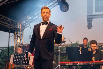 Sido, Samu Haber, Bosse & Co.: Diese Stars kommen im August nach Sachsen - Tom Gaebel bei einem Konzert auf Schloss Filseck in Baden-Württemberg. Am 16. August gastiert er in Bad Elster.