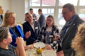 „Sie als OB können das doch“: Wie sich Ministerin Köpping in Reichenbach für Menschen mit Handicap einsetzte - Besuch in der Reichenbacher Lebenshilfe-Werkstatt an der Dammsteinstraße. Sachsens Sozialministerin Petra Köpping (links) im Gespräch mit Werkstatt-Mitarbeitern und Reichenbachs Oberbürgermeister Henry Ruß (rechts).