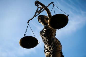 „Sie beabsichtigen nur, uns für dumm zu verkaufen“: Chemnitzer wird für Nazi-Parolen im Fenster verurteilt - Ein junger Mann musste sich wegen Nazi-Parolen vor Gericht verantworten.