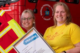 Sie begeistern die Kids für die Feuerwehr - Julia Bludau und Marika Uhlemann (v. l.) haben in Lunzenau die Kinderfeuerwehr gegründet und bilden die Kinder aus. Unterstützt wird ihre Arbeit auch durch Spenden. Von dem Geld wurden beispielsweise Helme und Uniformen für die kleinen Feuerwehrleute angeschafft. 