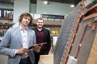 Sie bringen Böden zum Leuchten: Welche Marktlücke ein Erfinder aus dem Vogtland entdeckt hat - „Wir ergänzen uns hervorragend“, sagt Erfinder und Handwerker Denis Bronsert (links) über seinen Mitgründer und Co-Geschäftsführer Felix Koppe. Jener hat als Betriebswirtschaftler die Zahlen im Kopf.