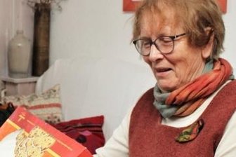 Sie bringt vielen Freude - Gisela Harnisch freut sich über das Stollendankeschön.
