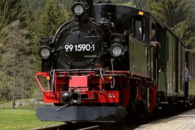 Sie dampft wieder: Fahrgäste der Preßnitztalbahn mit Mundschutz unterwegs - 