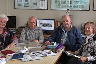 Sie dokumentieren bewegte Zeiten in Meerane - Die Mitglieder der Ortschronisten Lieselotte Miller, Joachim Friedrich, Marcus Rech und Gerda Bräunlich (von links) berichten über die neue Meeraner Zeittafel.