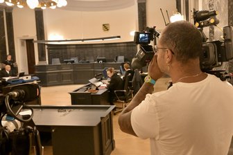 Sie durften währenddessen Videos schauen: Zwickauer soll versucht haben, seine drei Kinder mit Autoabgasen zu töten - Großer Medienrummel: Mehrere Fernsehteams verfolgten den Prozessauftakt am Montag im Landgericht.