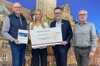 Sie fischte in Rom Edelmetall aus dem Becken: Junge Schwimmerin ist Eliteschülerin des Sports in Chemnitz - Schwimmerin Lise Seidel bekam am Donnerstag vom Vorstandsvorsitzenden der Sparkasse Chemnitz Michael Kreuzkamp (2. von rechts) die Auszeichnung als Eliteschülerin des Jahres in Chemnitz überreicht. Jörg Bretschneider, Schulleiter des Sportgymnasiums (links) und Torsten Kulakow, Schulleiter Sportoberschule (rechts) freiten sich zudem über Fördermittel für die Nachwuchsarbeit.