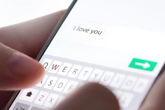 Sie gab ihm aus Liebe Zugriff auf ihr Konto, er jonglierte mit 900.000 Euro: Liebesbetrüger ruiniert Zwickauerin und bringt sie vor Gericht - Eine 64 Jahre alte Frau wurde von einem Liebes-Betrüger manipuliert.