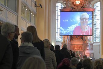 „Sie gab jungen Menschen Lebensmut mit auf den Weg“: Bewegende Trauerfeier für Heidi Hinkel in Freiberg - Trauerfeier für Heidi Hinkel in der Nikolaikirche Freiberg. Foto: Eckardt Mildner