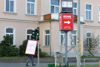 Sie geht wieder: Die Uhr auf dem Freiberger Bebelplatz - Bebelplatz in Freiberg. Hier wurde die Uhr repariert.