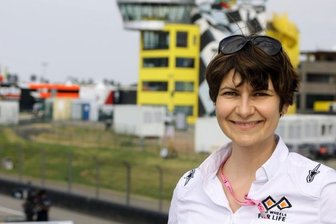 Sie gibt Gas für soziale Zweirad-Projekte - Judith Pieper-Köhler ist nicht nur für Renn-Teams am Sachsenring im Einsatz. Sie arbeitet auch für die Organisation Two Wheels for Life, die sich dafür einsetzt, dass es in abgelegenen Regionen Afrikas eine medizinische Grundversorgung für die Menschen gibt.