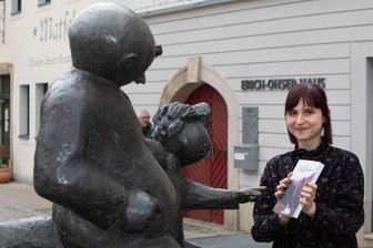 Sie gilt als große Hoffnung des deutschen Comics: Nachwuchskünstlerin bekommt den diesjährigen e.o.plauen-Förderpreis - Die neue e.o.plauen-Förderpreisträgerin Michèle Fischels studierte Design an der Fachhochschule Münster und arbeitet als Illustratorin und Comiczeichnerin. „Outline“ ist ihr Buchdebüt.