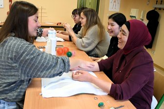 Sie haben ein Händchen für die Pflege: Warum junge Menschen aus Usbekistan nach Reichenbach wollen - Jedidja massiert Gulchekhra im Beisein von Mashura die Hände.