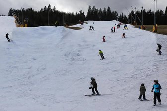 Sie haben es fast bis Ostern geschafft: Letztes Skigebiet im Erzgebirge beendet Saison - Das Skigebiet im tschechischen Potůčky war eine der letzten weißen Inseln im Erzgebirge.