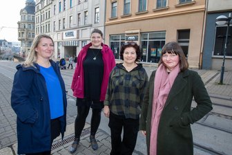 Sie haben etwas gegen leere Schaufenster: Wie diese Vogtländerinnen die Plauener Bahnhofstraße beleben wollen - Anika Weber, Nicole Dürr-Gerstler, Manuela König und Kristin Siegel-Leicht (von links) bringen Leben in leere Plauener Schaufenster.