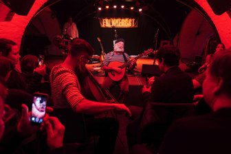 Sie haben Folk im Blut: Musiker-Trio geht auf Tuchfühlung mit dem Publikum im Plauener Malzhaus - 
