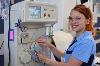 Sie hat sogar ihre Kuscheltiere verarztet: Erzgebirgerin wird Sachsens Beste - Linda Müller an einer Apherese-Maschine, die die festen Blutbestandteile und das Blutplasma trennt.