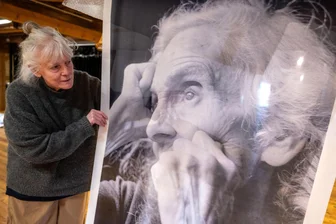 Sie hatte die Idee für die bekannte East Side Gallery in Berlin: Jetzt stellt Künstlerin Heike Stephan in Plauen aus - Heike Stephan zeigt ab Samstag im Plauener Malzhaus Werke aus ihrem schaffensreichen Künstlerleben.