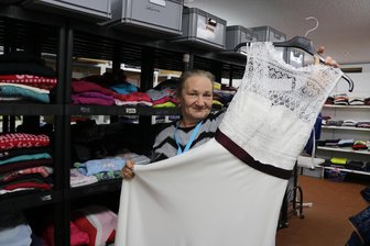 Sie helfen Erzgebirgern in Not: Team von Auer Kleiderkammer erhält besondere Auszeichnung - Bei Annett Schreiter in der Kleiderkammer in Aue kann man auch dieses Hochzeitskleid bekommen.