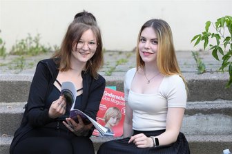 Sie hören am Sorgentelefon zu: Zwei junge Frauen aus dem Vogtland und ihr besonderes Ehrenamt - Sitzen jetzt auch am Sorgentelefon des Kinderschutzbundes in Plauen: ⁮Sarah Steinhagen und Lisa-Marie Rubner (rechts).
