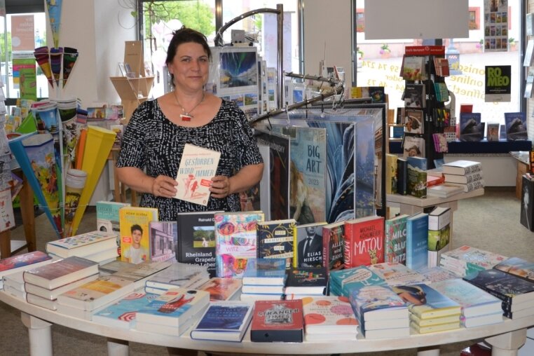 Sie ist Buchhändlerin und manchmal einfach Zuhörerin - Silvia Hengmith führt seit elf Jahren die Buchhandlung in Meerane. 