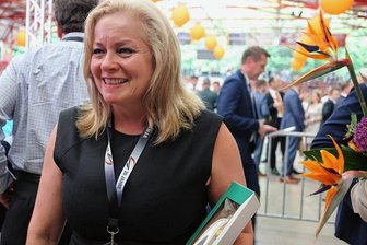 Sie ist das „Li“ in Linamar: Linda Hasenfratz feiert mit bei rauschendem Firmenfest in Crimmitschau - Linda Hasenfratz ist die Geschäftsführerin des weltweit aktiven Automobilzulieferers Linamar. Am Freitag war sie in Crimmitschau, um mit allen Mitarbeitenden der drei westsächsischen Niederlassungen ein Fest zum 20-jährigen Bestehen zu feiern.
