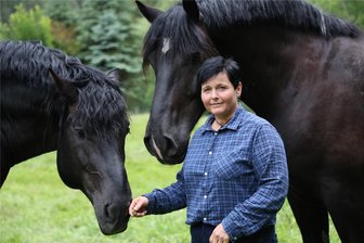 Sie ist die Beste des Kontinents - Holzrückerin aus dem Erzgebirge wird Europameisterin - Ines Bruchhold mit ihren beiden Europameistern: Camú und Karlos.