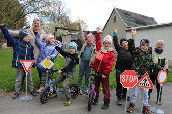 Sie ist die neue Chefin der Kita: „Wir mögen den Gemeinschaftssinn, und den haben wir in Syrau“ - Jessica Weidauer freut sich mit den Kindern über neue Laufräder, Verkehrsschilder und den Parcours zum Fahren.