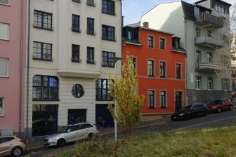 Sie ist eine der steilsten Straßen in Plauen - Diese Häuser stehen an der Reichsstraße, eine steile Straße und einst ein bedeutender Handelsweg mitten in Plauen.