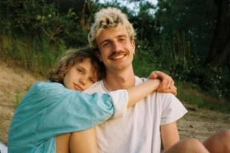 Sie ist Wessi, er Ossi: Eine Liebe, über die Mauer in den Köpfen hinweg - Wessi Anna und Ossi Richie.