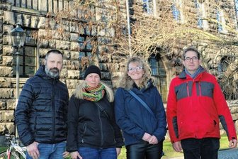 Sie kämpfen gemeinsam gegen Long Covid - Vor dem Lutherhaus: Torsten und Heike Gruber, Ulricke Krause und Unterstützer Stephan Romahn (von links). Sie werden sich am heutigen Mittwoch das nächste Mal mit ihrer Selbsthilfegruppe treffen.