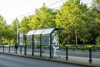 Sie kam frisch aus der Haft, er hatte keinen Führerschein: Spritztour endet mit Crash in Zwickauer Straßenbahnhaltestelle - Vor zwei Jahren endete eine nächtliche Spritztour an dieser Haltestelle in Neuplanitz. Der Schaden von damals 8000 Euro ist längst behoben.