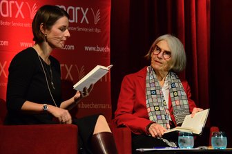 Sie kam sich vor wie Lady Gaga: Donna Leon zu Besuch in Zwickau - Donna Leon (rechts) auf der Bühne mit der Schauspielerin Annett Renneberg.