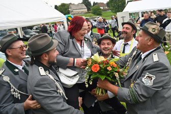Sie kam, zielte und traf: Erzgebirgerin ist 31. Schönerstädter Königin im Armbrustschießen - Jeanette Heimpold ist 31. Schützenkönigin. Helmut Loose hält die Blumen bereit.