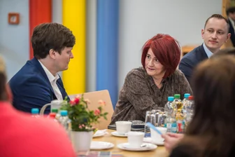 „Sie können ein Vorbild sein für viele andere Schulen“ – Thalheim zeigt, wie Ganztag geht - Kultusminister Conrad Clemens (l.) hörte sich in Thalheim die Erfahrungen von Schulleiterin Grit Neubert zum Modellprojekt an.