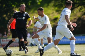 Sie können es doch noch: Fußballer des BSC Rapid Chemnitz bleiben erstmals ohne Gegentor und holen zweiten Saisonsieg - Die Landesklassefußballer des BSC Rapid um Kapitän Maximilian Heller (links) gewannen in Frankenberg mit 1:0.