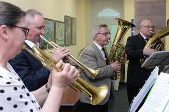 Sie legen sich für Lunzenau ins Zeug: Engagierte geehrt - Zum Tag des Ehrenamtes im Lunzenauer Rathaus spielte die Bläsergruppe Hazidi: Romy Hantusch, Frank Irmscher, Dietmar Irmscher und Manfred Zier (v. l.).