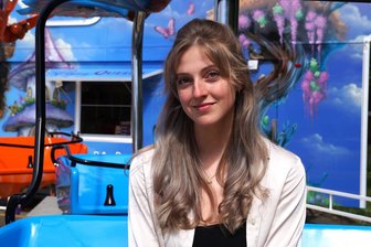 Sie liebt ihren Job: 21-jährige Schaustellerin und ihre „Flying Queens“ auf dem Frühlingsfest in Zwickau - Schaustellerin Vanessa Berger aus Kühnhaide auf dem Frühlingsfest in Zwickau.