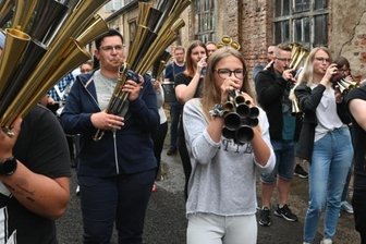 Sie machen Stimmung mit acht Tönen - Jeden Dienstagabend probt die Hartmannsdorfer Schalmeienzunft am Gartenweg 16, bei schönem Wetter auch draußen. 