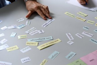 „Sie müssen doch prüfen, ehe Sie unterschreiben“: Warum eine Vogtländerin die EU betrogen haben soll - Geförderte Alphabetisierungs-Kurse führte ein vogtländischer Bildungsträger durch. Der Geschäftsführerin wird nun Subventionsbetrug vorgeworfen.